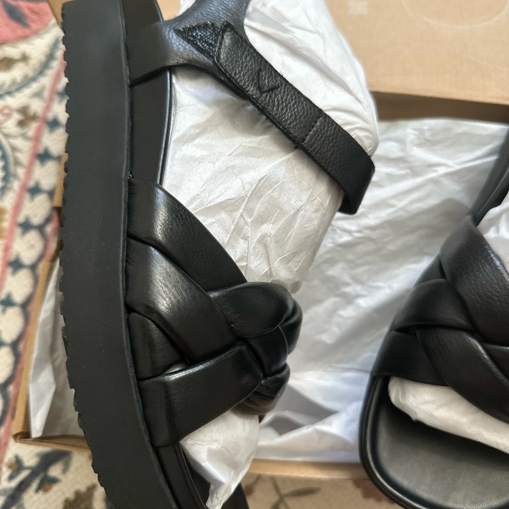 NIB  Vionic Leather Sandals - Picture 3 of 4